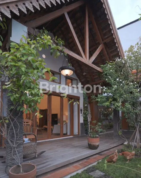 image RUMAH MEWAH GAYA BALI DI PUSAT KOTA SURABAYA, BALI STYLE SANCTUARY HOUSE (1)