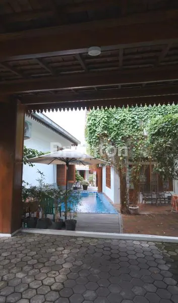 image RUMAH MEWAH GAYA BALI DI PUSAT KOTA SURABAYA, BALI STYLE SANCTUARY HOUSE (2)