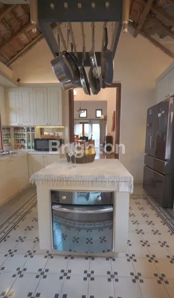 image RUMAH MEWAH GAYA BALI DI PUSAT KOTA SURABAYA, BALI STYLE SANCTUARY HOUSE (3)