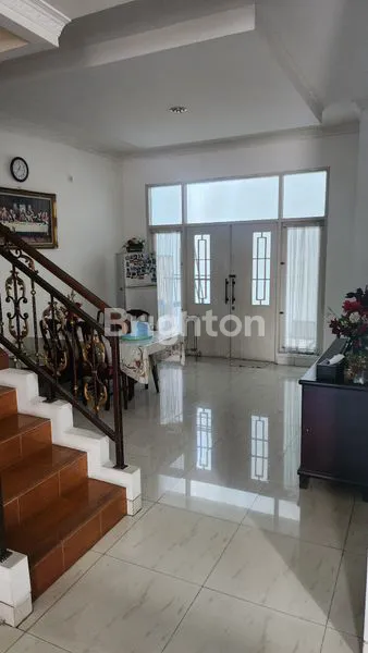 image RUMAH DUA SETENGAH LANTAI DI KOMPLEK GRAWISA JAKARTA BARAT  (4)