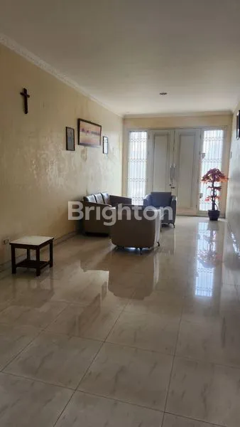 image RUMAH DUA SETENGAH LANTAI DI KOMPLEK GRAWISA JAKARTA BARAT  (6)