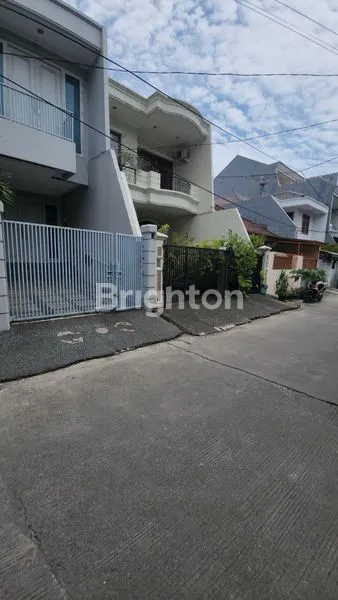 image RUMAH DUA SETENGAH LANTAI DI KOMPLEK GRAWISA JAKARTA BARAT  (2)