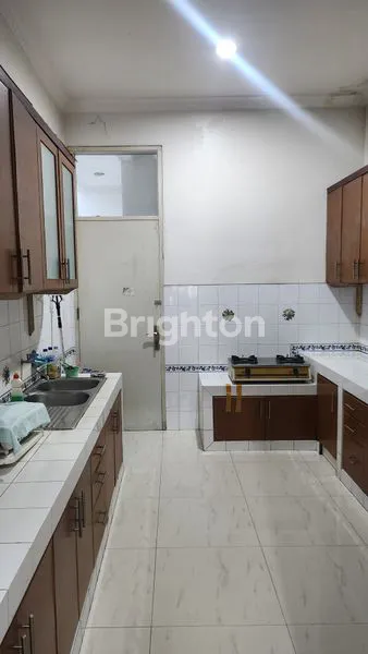 image RUMAH DUA SETENGAH LANTAI DI KOMPLEK GRAWISA JAKARTA BARAT  (7)