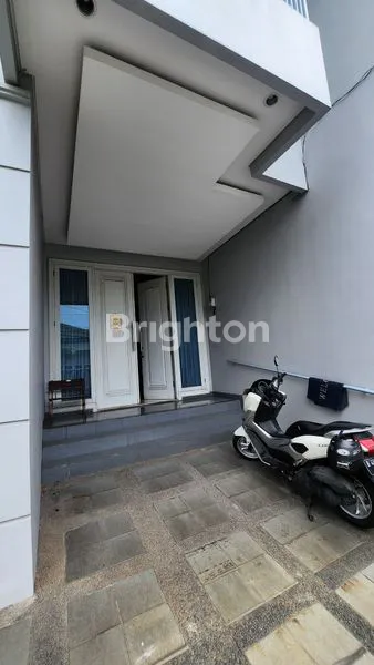 image RUMAH DUA SETENGAH LANTAI DI KOMPLEK GRAWISA JAKARTA BARAT  (3)