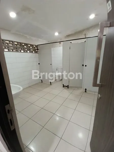 image DISEWAKAN GEDUNG DENGAN GUDANG DI JAKARTA, HANYA 1KM DARI WHOOSH KAI JAKARTA (3)