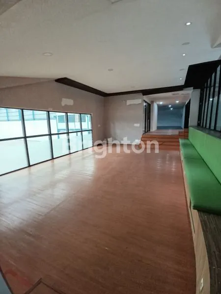 image DISEWAKAN GEDUNG DENGAN GUDANG DI JAKARTA, HANYA 1KM DARI WHOOSH KAI JAKARTA (1)