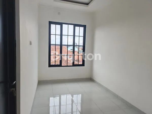 image RUMAH GAYA AMERICAN CLASIC SIAP HUNI LOKASI STRATEGIS DI BOGOR (7)