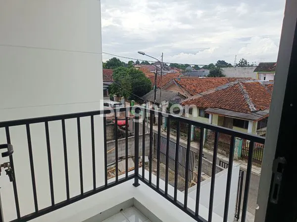 image RUMAH GAYA AMERICAN CLASIC SIAP HUNI LOKASI STRATEGIS DI BOGOR (8)