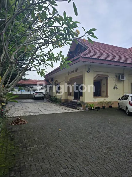 image RUMAH DENGAN HALAMAN YANG LUAS DI KAWASAN ELITE MULTATULI MEDAN  (3)
