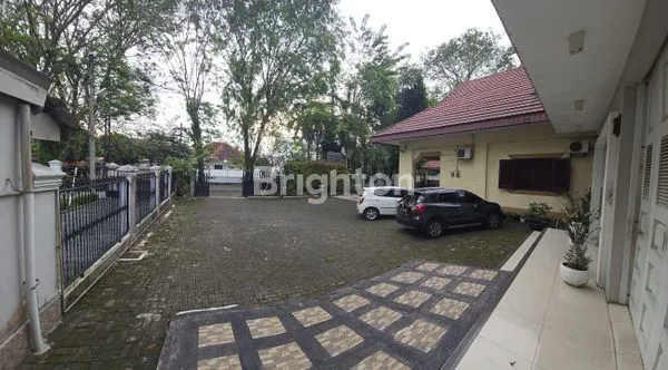 image RUMAH DENGAN HALAMAN YANG LUAS DI KAWASAN ELITE MULTATULI MEDAN  (2)