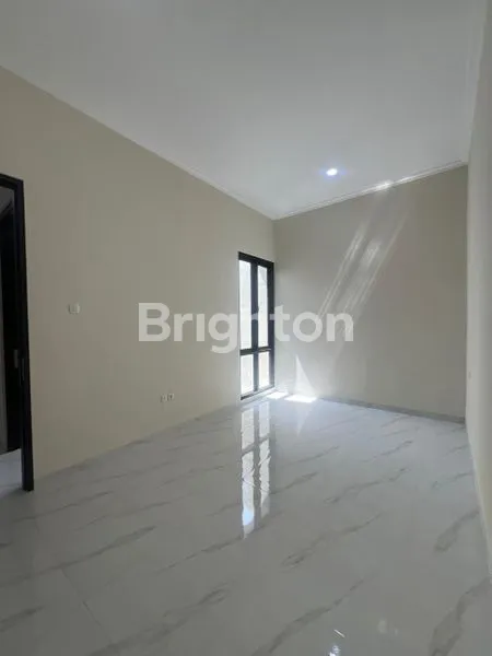 image RUMAH BARU SIAP HUNI SEMENIT DARI MERR (6)