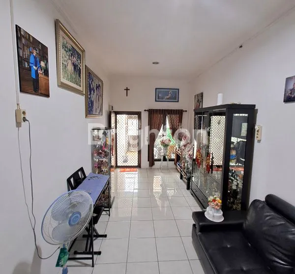 image RUMAH JELAMBAR 3 LANTAI TERAWAT 4 KAMAR ,ROW JALAN 2 MOBIL JAKARTA BARAT (1)