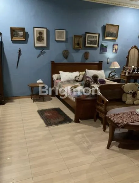 image RUMAH KLASIK MODERN GAYA EROPA DI SAWOJAJAR (2)