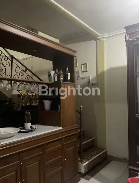 image RUMAH KLASIK MODERN GAYA EROPA DI SAWOJAJAR (4)