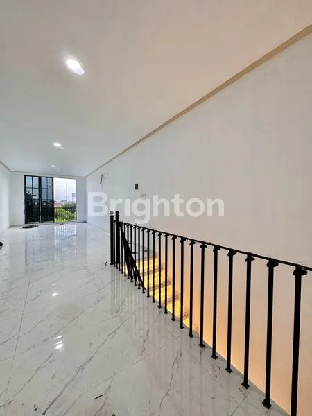 image RUMAH BARU 4 LANTAI FULL ROW 2 MOBIL LEGA DI KOMPLEK ONE GATE SYSTEM TAMAN RATU DEKAT TANJUNG DUREN (1)