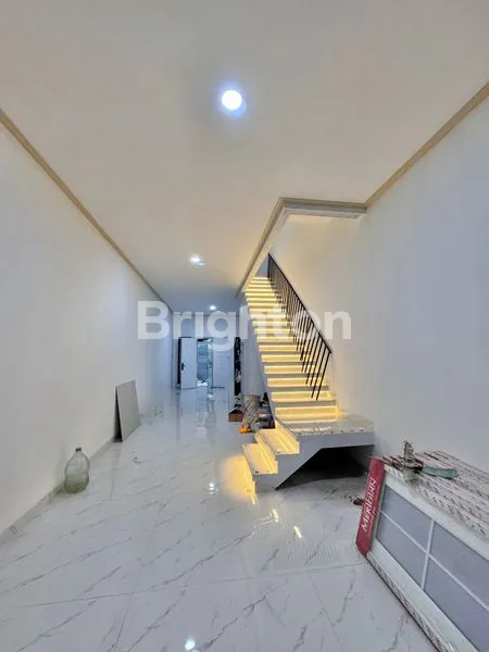 image RUMAH BARU 4 LANTAI FULL ROW 2 MOBIL LEGA DI KOMPLEK ONE GATE SYSTEM TAMAN RATU DEKAT TANJUNG DUREN (2)