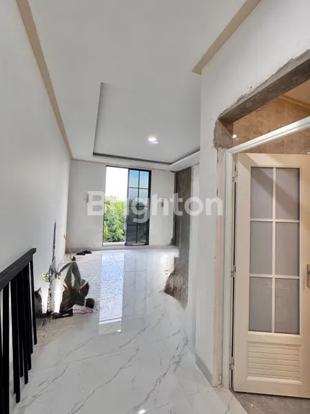 image RUMAH BARU 4 LANTAI FULL ROW 2 MOBIL LEGA DI KOMPLEK ONE GATE SYSTEM TAMAN RATU DEKAT TANJUNG DUREN (3)