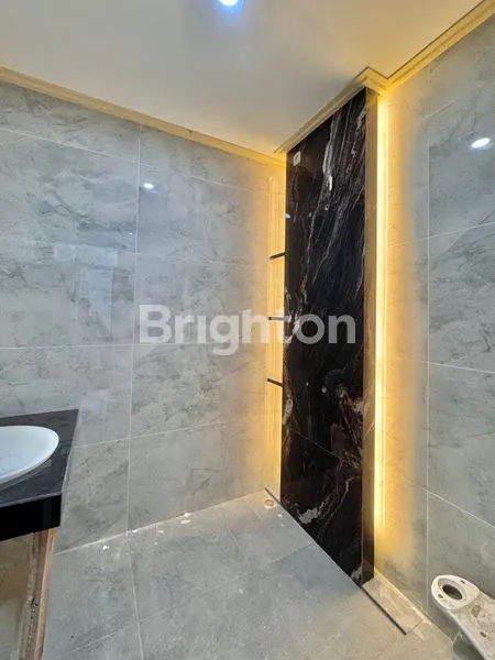 image RUMAH BARU 4 LANTAI FULL ROW 2 MOBIL LEGA DI KOMPLEK ONE GATE SYSTEM TAMAN RATU DEKAT TANJUNG DUREN (6)