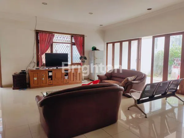 image RUMAH MEGAH HARGA TERJANGKAU DI KEBON JERUK JAKARTA (1)