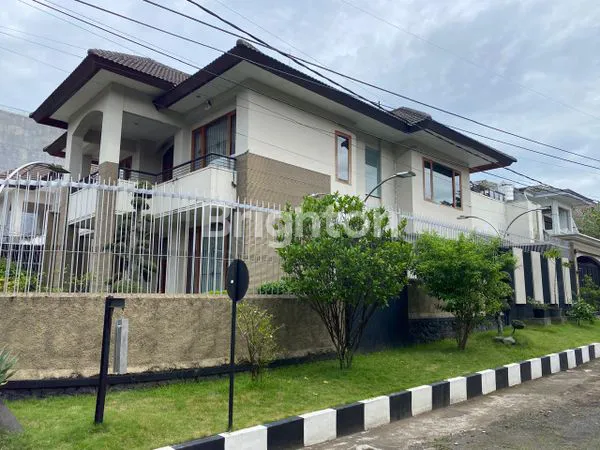 image RUMAH MEWAH DIPUSAT KOTA MALANG (2)