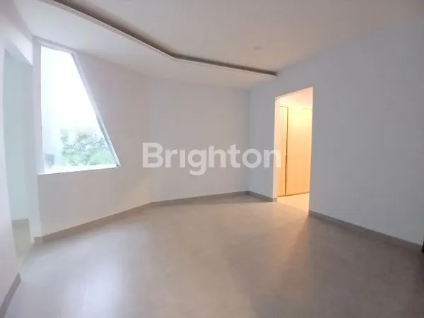 image RUMAH CANTIK BANGUNAN BARU 3 LANTAI DI KAWASAN ELIT ALAM SUTERA (6)