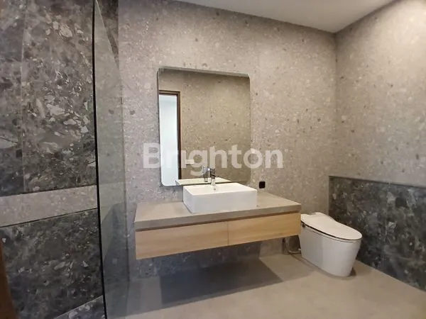 image RUMAH CANTIK BANGUNAN BARU 3 LANTAI DI KAWASAN ELIT ALAM SUTERA (5)