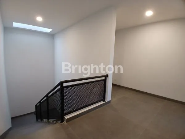 image RUMAH CANTIK BANGUNAN BARU 3 LANTAI DI KAWASAN ELIT ALAM SUTERA (3)