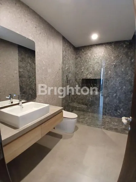 image RUMAH CANTIK BANGUNAN BARU 3 LANTAI DI KAWASAN ELIT ALAM SUTERA (2)