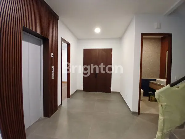 image RUMAH CANTIK BANGUNAN BARU 3 LANTAI DI KAWASAN ELIT ALAM SUTERA (7)