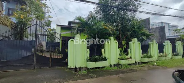 RUMAH DENGAN TANAH YANG LUAS