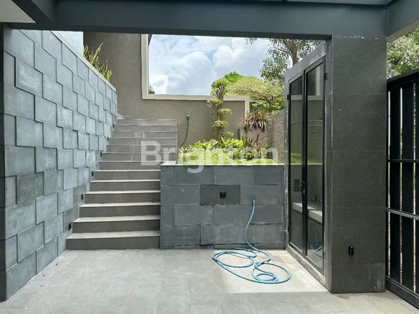image RUMAH MODERN MINIMALIS BARU 3 LANTAI CITRALAND SURABAYA DEKAT UC, GRAHA, DAN PAKUWON INDAH (2)