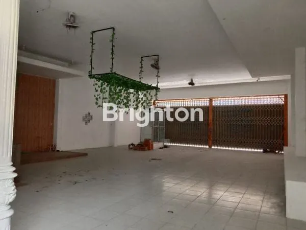 JUAL/SEWA RUKO STRATEGIS DI TENGAH KOTA TULUNGAGUNG. BANGUNAN CUKUP LUAS, COCOK UNTUK DEALER  MOBIL DAN MOTOR, HOTEL SERTA RESTO.