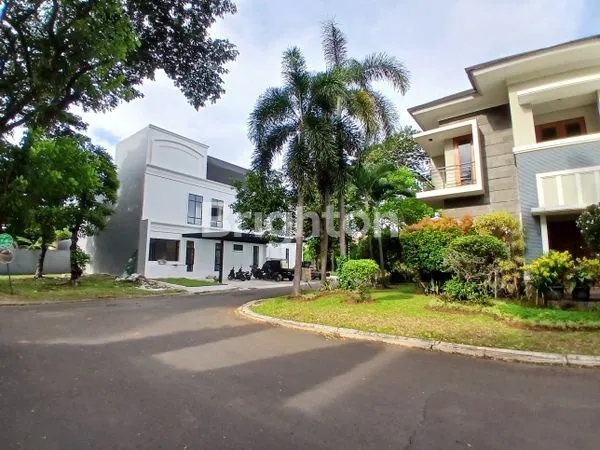 image RUMAH 3 LANTAI MEWAH CANTIK POSISI HOEK BARU SELESAI DIBANGUN DENGAN KOLAM RENANG PRIBADI (1)