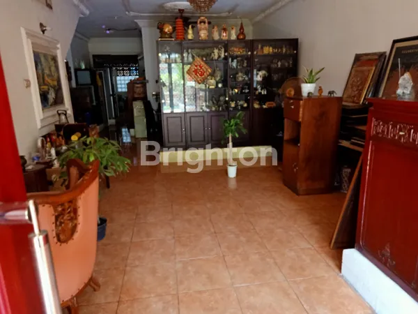 image RUMAH BAGUS TERAWAT DI NGINDEN INTAN DEKAT RS PREMIER (2)