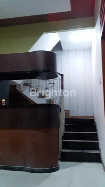 image RUMAH 2 LANTAI HOEK MODERN DESAIN DRIYOREJO KOTA BARU (6)