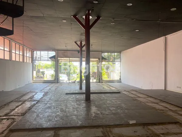 image DISEWAKAN GUDANG DI JL SUNSET ROAD, SEMINYAK - 0 JALAN RAYA -PREMIUM LOCATION – PARKIR LUAS (3)