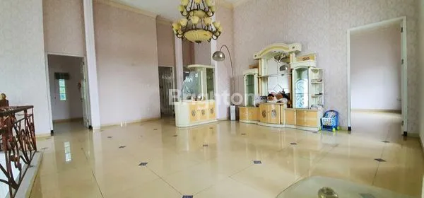 image RUMAH 2 LANTAI, SEMI FURNISHED, MEWAH, DI LOKASI STRATEGIS, PERUMAHAN RIVERSIDE, DEKAT EXIT TOL SINGOSARI, HAWAII WATER PARK, BLIMBING, BALEARJOSARI, MALANG KOTA, JAWA TIMUR (4)