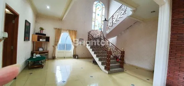 image RUMAH 2 LANTAI, SEMI FURNISHED, MEWAH, DI LOKASI STRATEGIS, PERUMAHAN RIVERSIDE, DEKAT EXIT TOL SINGOSARI, HAWAII WATER PARK, BLIMBING, BALEARJOSARI, MALANG KOTA, JAWA TIMUR (2)