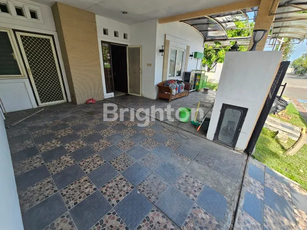 image JUAL CEPAT RUMAH SIAP HUNI TERAWAT POSISI HOOK PURI SURYA JAYA SIDOARJO (7)