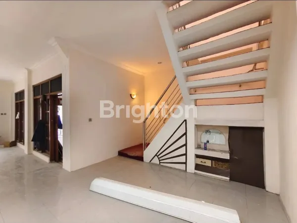 image SIAP HUNI RUMAH MEWAH 1M-AN DI PERUM WARU SIDOARJO, BONUS FURNITURE (3)