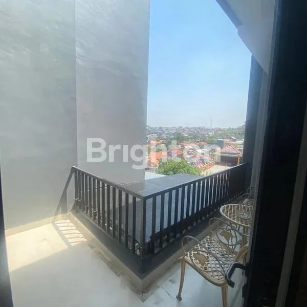 image RUMAH MEWAH 3 LANTAI ROOF TOP (5)