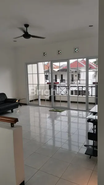 image RUMAH 2 LANTAI SIAP HUNI, MODERN MINIMALIST DIAN ISTANA (3)