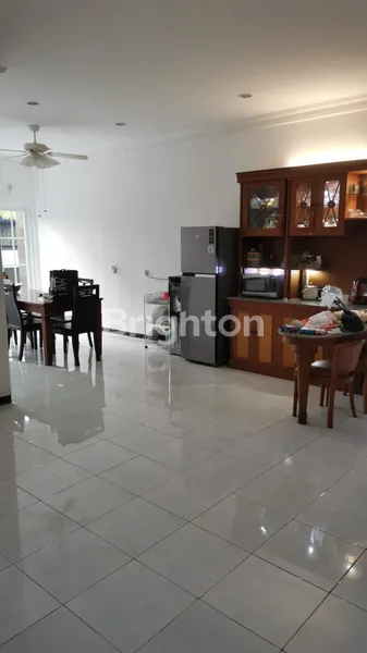 image RUMAH 2 LANTAI SIAP HUNI, MODERN MINIMALIST DIAN ISTANA (4)