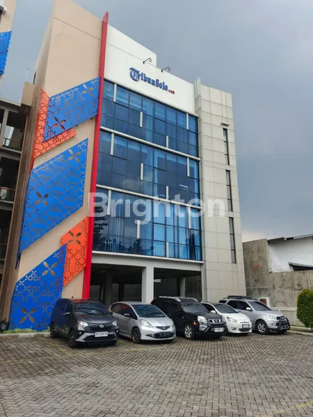 GEDUNG DI COLOMADU DEKAT PINTU TOL, COCOK UNTUK KANTOR DAN WORKSPACE