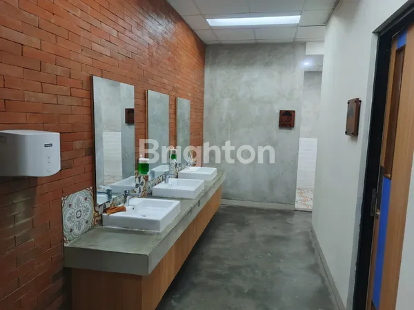 image GEDUNG DI COLOMADU DEKAT PINTU TOL, COCOK UNTUK KANTOR DAN WORKSPACE (4)