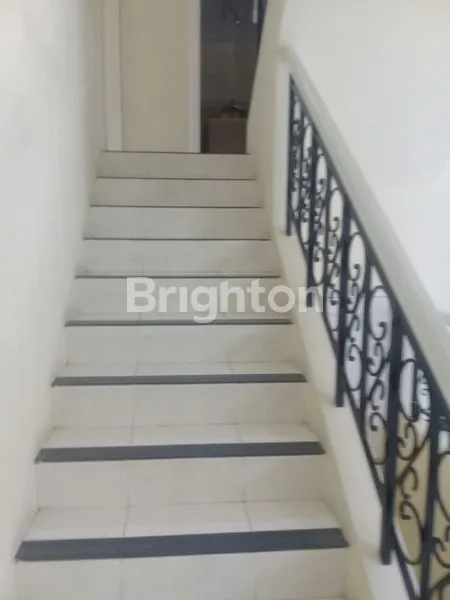 image RUMAH MEWAH DENGAN ROW LEBAR 10M,DEKAT DENGAN KAMPUS CIPUTRA, G WALK DAN PASAR TRADISIONAL DENGAN 2 LANTAI YANG LUAS (7)