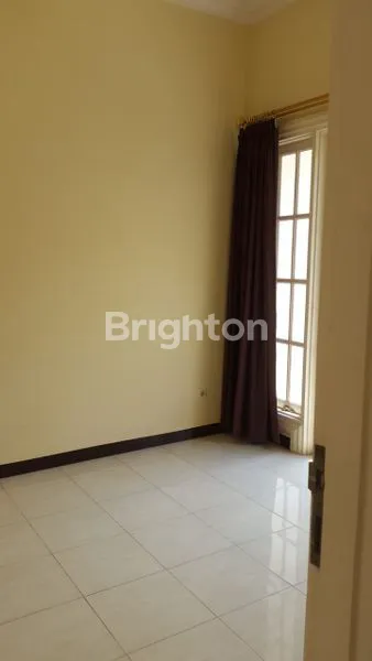 image RUMAH MEWAH DENGAN ROW LEBAR 10M,DEKAT DENGAN KAMPUS CIPUTRA, G WALK DAN PASAR TRADISIONAL DENGAN 2 LANTAI YANG LUAS (3)