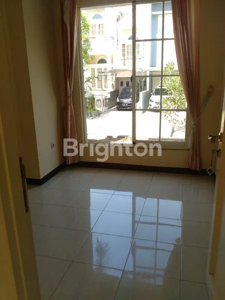 image RUMAH MEWAH DENGAN ROW LEBAR 10M,DEKAT DENGAN KAMPUS CIPUTRA, G WALK DAN PASAR TRADISIONAL DENGAN 2 LANTAI YANG LUAS (2)