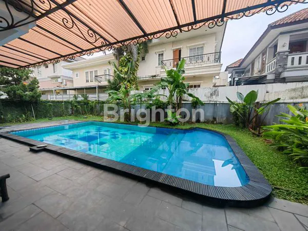 image RUMAH MEWAH TAMAN BEVERLY GOLF LIPPO KARAWACI TANGERANG (8)