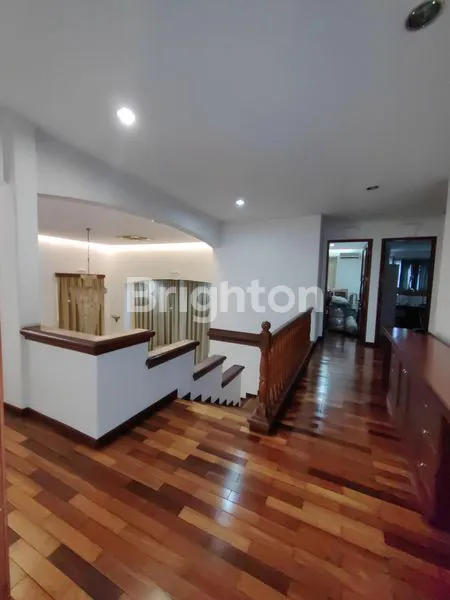 image RUMAH MEWAH TAMAN BEVERLY GOLF LIPPO KARAWACI TANGERANG (5)